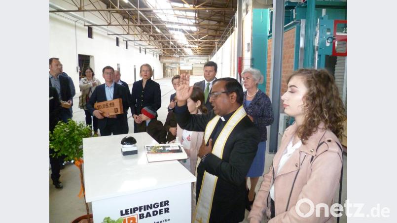 Vor dem neuen Tunnelofen (rechts) segnete Pfarrvikar Hrudaya Kumar Madanu die neuen Analgen und all die Menschen, die dort arbeiten. Aktuell haben dort 50 Beschäftigte einen sicheren Arbeitsplatz. Bild: usc