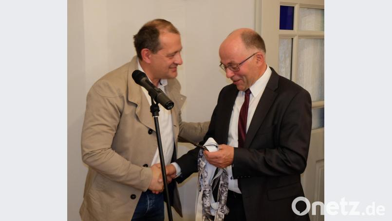 Mit der Schlüsselübergabe durch Architekt Georg Zunner an Bürgermeister Albert Nickl hat Speinshart nun ganz offiziell ein &quot;Haus der Dorfkultur&quot;. Bild: do