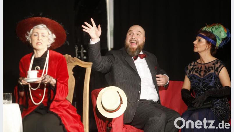 Jack Worthing (Michael Sandner, Mitte) hat in Oscar Wildes „Bunbury oder Ernst sein ist alles“ ein Auge auf Gwendolen (Christina Kostka, rechts) geworfen. Bild: Hirsch