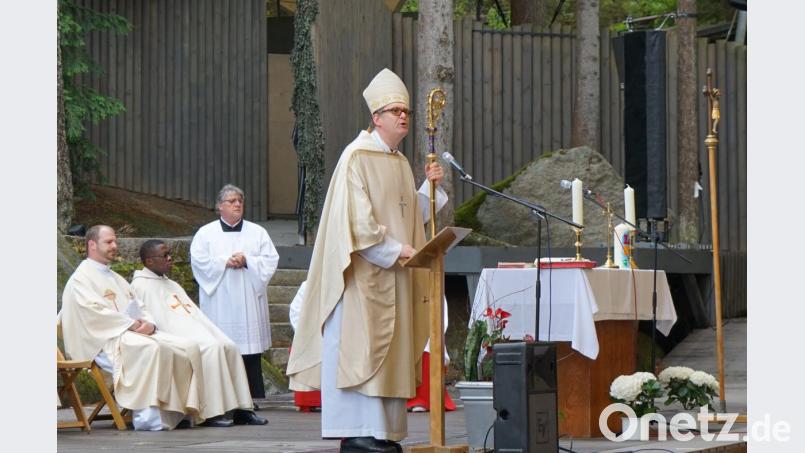 Dr. Josef Graf aus Regensburg stand als Prediger auf der Bühne. Seine Bitte an die anwesenden Jugendlichen lautete, dass sie der Kirche die Treue halten sollen. Bild: abi