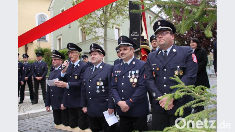 Auf harten Holzbohlen kniend trugen Festleiter Audi Lurbiecki (zweiter von links) und Vorsitzender Alois Sorgenfrei (rechts daneben) die Bitte um Übernahme der Patenschaft vor. Bild: frd
