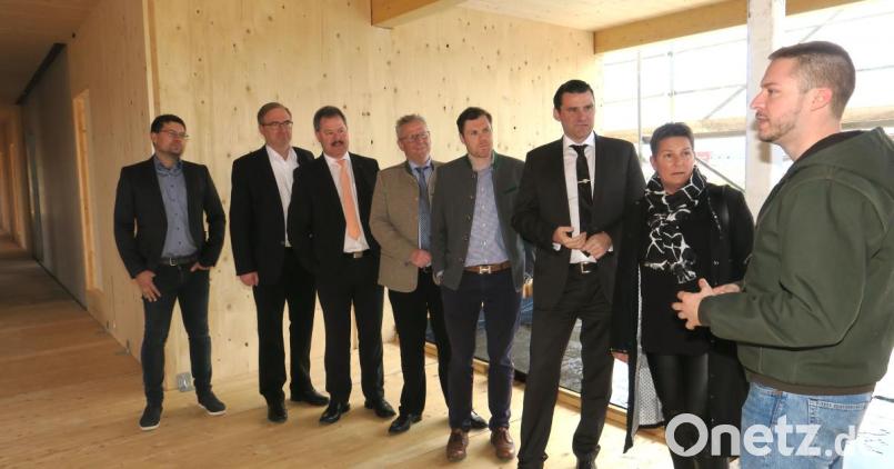 Architekt Alexander Loew (rechts) führte die Gäste durch den Rohbau des neuen Wohnheimes für psychisch kranke Menschen, die in der Bleistädter Straße stationär untergebracht werden. Am Freitag war Richtfest. Bild: Hirsch