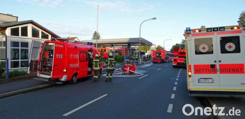 Der Brand in einer Tankstelle führt zur Vollsperrung der Frauenrichter Straße, eine der Haupteinfallstraßen nach Weiden. Bild: Dobmeier