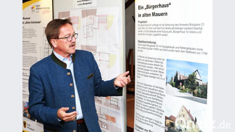 Bürgermeister Hans Donko erklärte den interessierten Besuchern die derzeitigen Projekte. Bild: njn