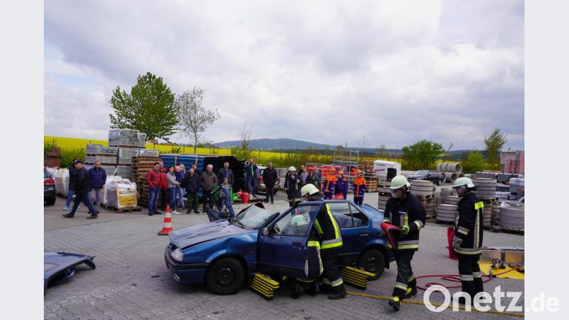 Die Waldthurner Feuerwehr zeigte bei einer Vorführung am Raiffeisen-Markttag ihr Können und setzte bei einem simulierten Unfall den Rettungsspreizer und die Rettungsschere ein. Josef Pflaum senior kommentierte die Übung. Bild: fvo