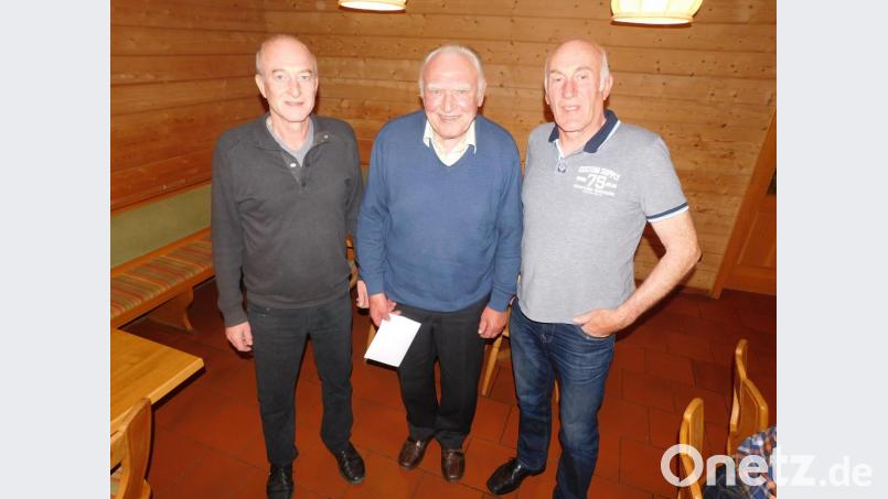 50 Jahre ist Alfred Bauer (Mitte) Mitglied im Verein Bayreuther Sportkegler und im Bayerischen Sportkegelverband Bezirk Oberfranken. Ebnso lange tritt er für den SKC bei Punktspielen an. Dafür danken Vorsitzender Wilhelm Kreutzer (rechts) und Sportwart Günther Kreutzer. Bild: hai