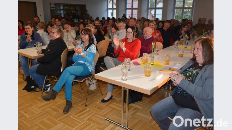 Begeistert war das Publikum im vollbesetzten Pfarr- und Jugendheim Leonberg. Es wurde begeistert mitgesungen und mitgeklatscht. Bild: jr