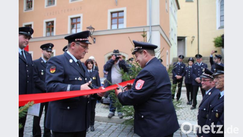 Nach einem kräftigen „Ja“ der Oberviechtacher Wehr konnte das trennende Band durch die beiden Feuerwehrvorstände zerschnitten werden. Bild: frd