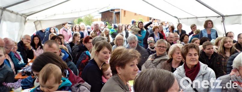 Über hundert Besucher lauschen beim Tag der offenen Tür den Liedern der Kinder. Bild: jml