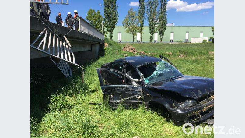 Das Auto Totalschaden. Das Geländer durchbrochen. Der Unfallfahrer selbst hat Glück und trägt nur leichte Schnittverletzungen davon. Bild: Beer