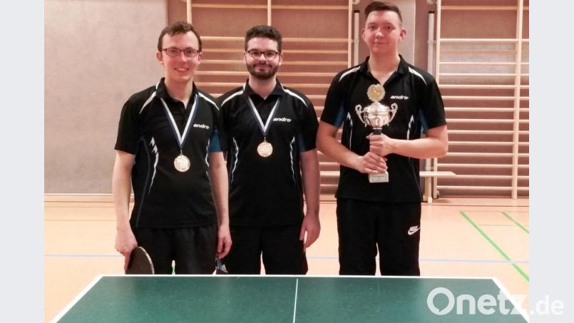 Die Tischtennis-Vereinsmeister von links: Im Doppel holen Maximilian Sand und Benjamin Lingl die Medaillen und im Einzel gewinnt Henry Schreitmüller den Pokal. Bild: sm