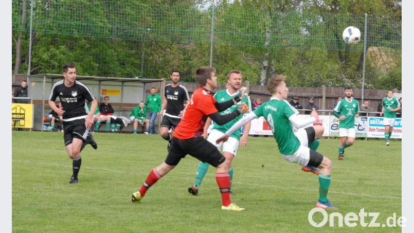 Der SV Mitterteich II und der FC Lorenzreuth trennten sich am Sonntag 1:1. Dieses Remis ist für die Gäste zu wenig, sie müssen in die Relegation um den Klassenerhalt. Hier versucht der Mitterteicher Nico Stark, den Ball über FCL-Torwart Louis Möchel zu heben. Bild: gb
