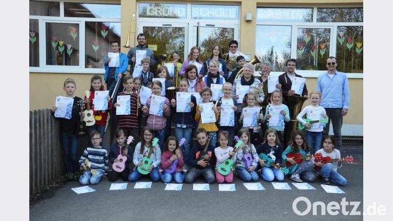 Die erfolgreichen Prüfungsteilnehmer der Großkonreuther Blasmusik und der Bläserklasse Plößberg. Bild: exb