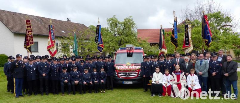 Gruppenfoto mit dem neuen Einsatzfahrzeug- alle versammelten Wehren, mit Bürgermeister, Gemeinderat und Feuerwehrlandkreisspitze und Pater Markus Luber aus Dettnach Bild: jp