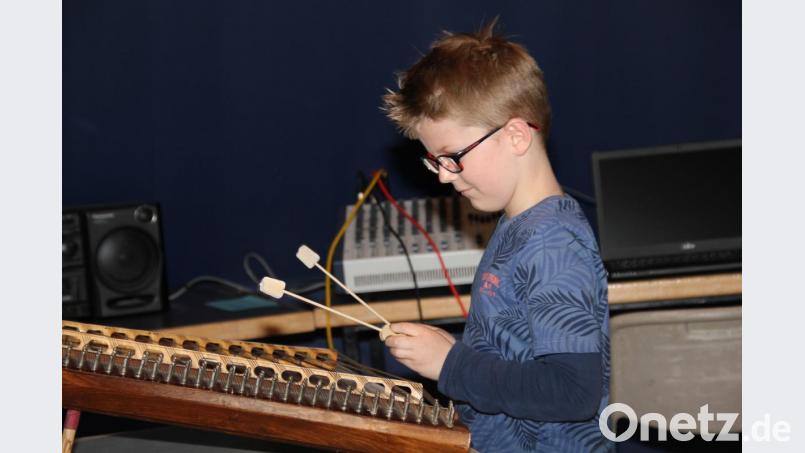 Konzentration und Mut bewiesen die Kinder bei ihren Auftritten auf der Schülerbühne. Bild: ads