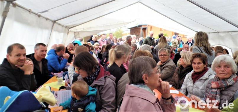 Nur etwa die Hälfte der Besucher fanden im Festzelt Platz bei der offiziellen Inbetriebnahme der neuen Kinderkrippe. Bild: jml
