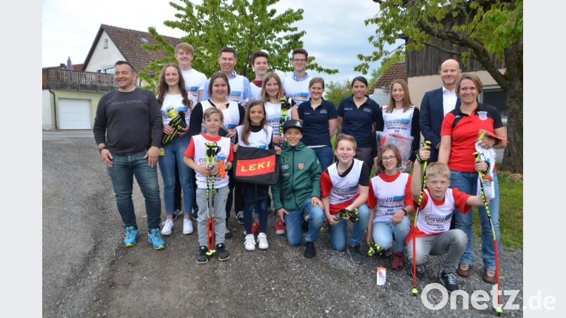 Peter Wittmann (links) ist neuer Sportwart Alpin im Oberpfälzer Skiverband und organisierte die Sportlerehrung neu. Alle Geehrten erhielten Siegertrikots mit der persönlichen Signatur und Sportartikel. Bild: dob