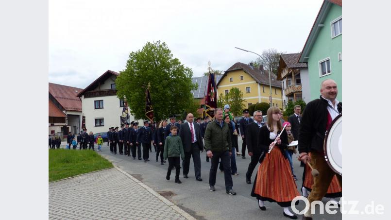 Die „Gleiritscher Blaskapelle“ führt die Wehren, allen voran die ausrichtende Großenschwandner Wehr mit Vorsitzendem Karl Kraus und Bürgermeister Max Völkl durch das Dorf an. Bild: sl