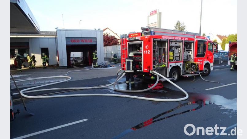 Mit 29 Mann, darunter sechs Atemschutztrupps, sind die Feuerwehren Weiden und Frauenricht im Einsatz. Bild: Dobmeier