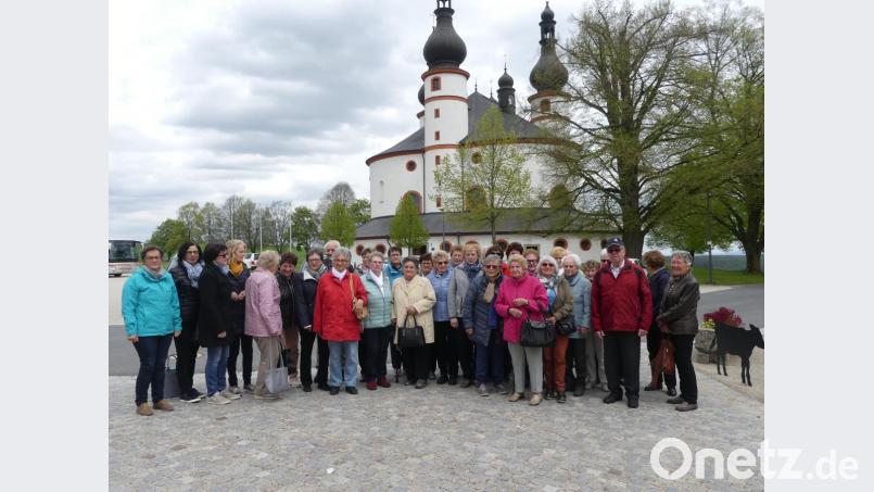 Die Ausflügler des Seniorenclubs stellen sich vor der Kappl zu Füßen des 628 Meter hohen Glasbergs zum Foto auf. Bild: rn