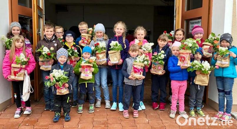 Mit Feuereifer und viel Geschick fertigten die &quot;Rondorfer Groshupfer&quot; aus einfachen Mitteln ein Muttertagsgeschenk. Bild: rbm