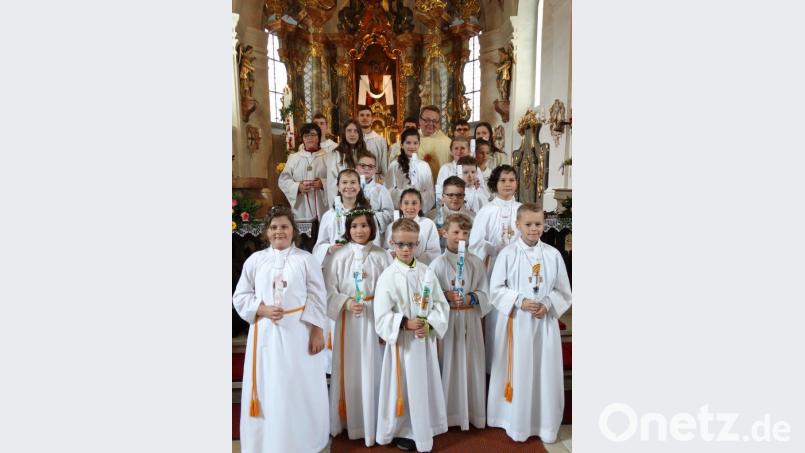 Die Erstkommunikanten der Pfarrei Pullenreuth mit Pfarrer Josef Waleszczuk Bild: twg