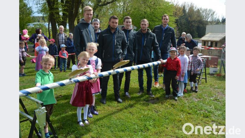 Gemeinsam stellten die Vorschulkinder und der Burschenverein „Gemütlichkeit“ Groschlattengrün den Maibaum im Kinderhaus Pechbrunn auf Bild: jr
