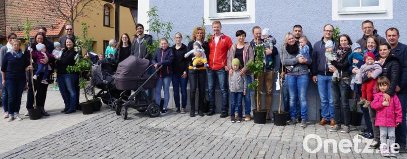 Die zweite Vorsitzende des Gartenbauvereins, Anita Graßl (Vierte von rechts), freute sich, elf Babybäume an die Familien der Neugeborenen überreichen zu können. Bild: weu