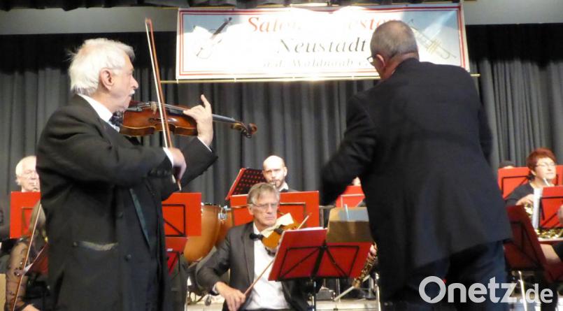 Konzertmeister Edwin Langheinrich beim Walzer „Dorfkinder“ zusammen mit dem musikalischen Leiter Nicolaus Dick Bild: fsb