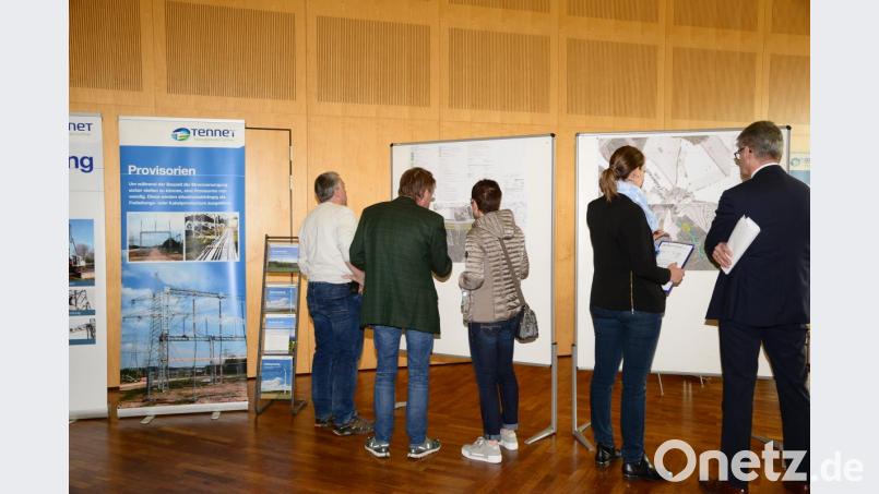 Auf großen Bilder- und Schrifttafeln sind die Planungsunterlagen dargestellt. Bild: bey