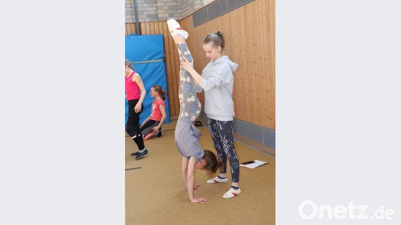 Ein gerader Handstand? Kein Problem mit fachkundiger Unterstützung. &quot;Sportdidaktik, bzw. : wie erkläre und zeige ich es Kindern, wurde uns im Übungleiterschein vermittelt!&quot;, erzählt Barbara Englhart. Bild: myd