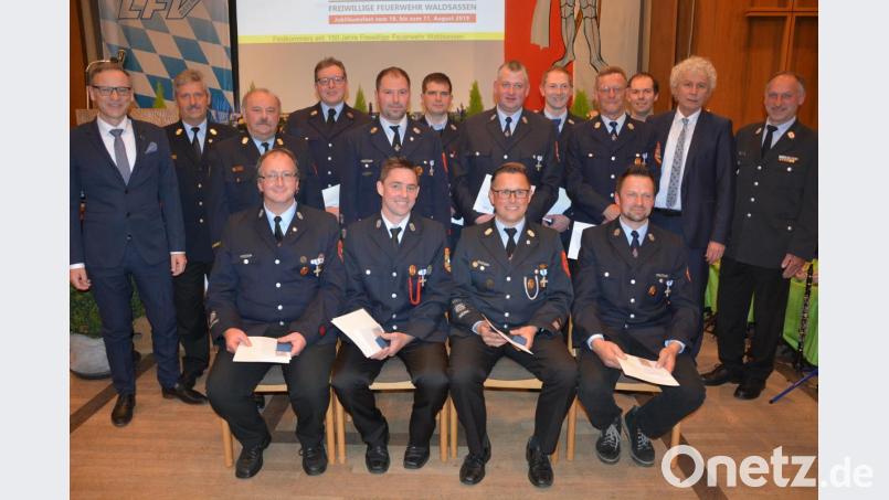 Seit 25 Jahren leisten diese Feuerwehrleute ihren aktiven Dienst. Dafür gab es jetzt eine Dankurkunde des Bayerischen Innenministeriums und die Ehrenamtskarte. Dazu gratulierten (von links) Bürgermeister Bernd Sommer, Kreisbrandinspektor Lorenz Müller und Kreisbrandrat Andreas Wührl, sowie (von rechts) Kreisbrandmeister Wolfgang Fischer und Landrat Wolfgang Lippert. Bild: jr