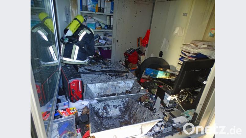 Der Atemschutztrupp im Einsatz im Bürotrakt. Bild: Dobmeier