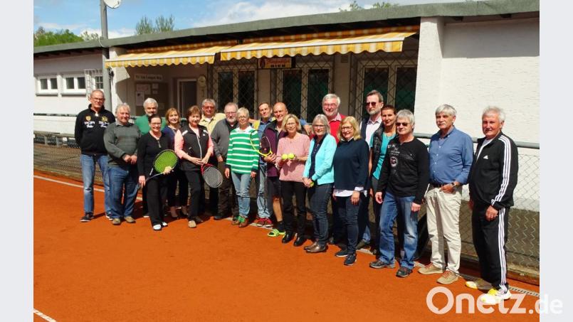 Nach 50 Jahren trifft sich die Clique der SpVgg-Tennisabteilung auf dem Gelände des Nachfolgevereins TC Am Langen Steg wieder. Bild: Dobmeier