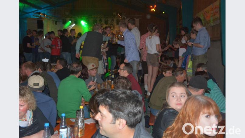 Die Besucher in der Festhalle gingen von Beginn an mit und standen zumeist auf den Bänken. Bild: jr