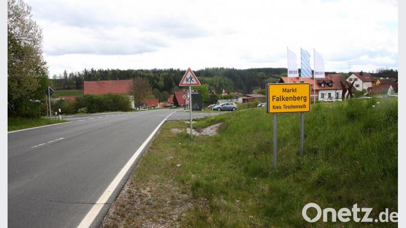 Wie hier an der Wiesauer Straße werden Autofahrer in Falkenberg bald zum langsameren Fahren ermahnt. Der Marktrat befürwortete den Ankauf von zwei Tempo-Messgeräten. Bild: wro