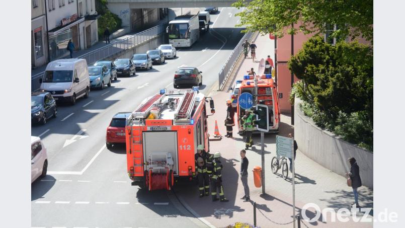 Nach dem Ausfall der Ampel staut sich der Verkehr in der Frauenrichter Straße. Bild: Gabi Schönberger