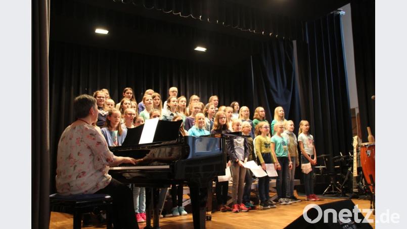 Der Unterstufenchor begann den musikalischen Abend mit einem Gute-Laune-Song und afrikanischen Klängen. Bild: kmo