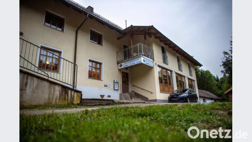 Zwei Tage nach dem Fund von drei Leichen gibt es noch viele offene Fragen. Bild: Lino Mirgeler/dpa