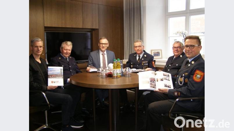 Bei der Präsentation der Feuerwehrchronik im Rathaus, von links Nils Wittmann, Stadtheimatpfleger und Autor Robert Treml, Bürgermeister Bernd Sommer, Ehrenkommandant und Autor Hermann Müller, Vorsitzender und Feuerwehrarzt Dr. Wolfgang Fortelny sowie Kommandant Tobias Tippmann. Bild: pz