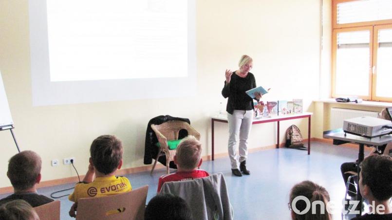 Ute Krause liest aus der Geschichte von Papanini, dem sprechenden Pinguin. Bild: sei