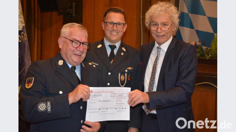 Mit einem 1000-Euro-Scheck für die Jugend gratulierte Landrat Wolfgang Lippert (rechts), überreicht wurde es an Vorsitzenden Dr. Wolfgang Fortelny (links) und Kommandant Tobias Tippmann. Bild: jr