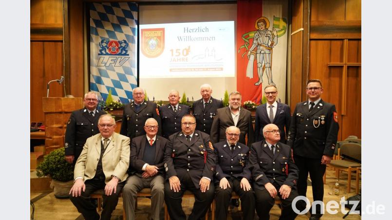 Die für 50 und mehr Jahre Treue geehrten Mitglieder der Feuerwehr Waldsassen. Bild: exb