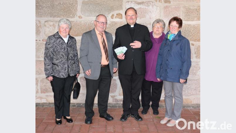 Mit großer Freude nimmt Pfarrer Heribert Stretz (Mitte) die Spende in Höhe von 1000 Euro von Kassiererin Luise Biersack, Vorsitzendem Robert Steinkohl, Schriftführerin Marga Kukla und Vorsitzender Luise Veigl (von links) entgegen. Bild: rpp
