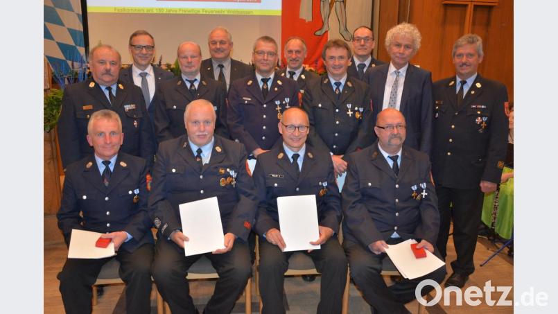 Mit einer Woche Urlaub im Feuerwehrheim Bayerisch Gmain werden diese Feuerwehrleute belohnt, die seit vier Jahrzehnten aktiven Dienst in den Feuerwehren leisten. Ihnen gratulierten Bürgermeister Bernd Sommer (stehend, Zweiter von links), Leonbergs Bürgermeister Johann Burger (stehend, Vierter von links) und Landrat Wolfgang Lippert (Zweiter von rechts). Bild: jr