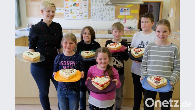 Gemeinsam mit Konditorin Annalena Renner backen die Kinder leckere Kuchen, die sie ihrer Mama zum Muttertag schenken.. Bild: do