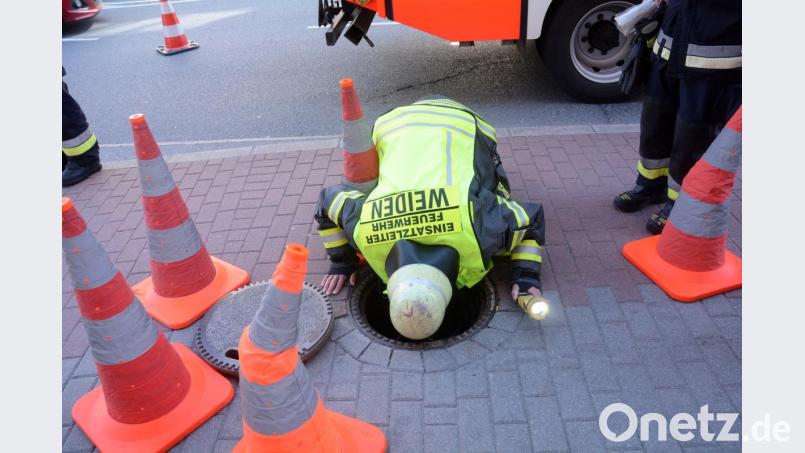 Wie sich die Lage darstellt, überprüft der Einsatzleiter der Feuerwehr. Bild: Gabi Schönberger