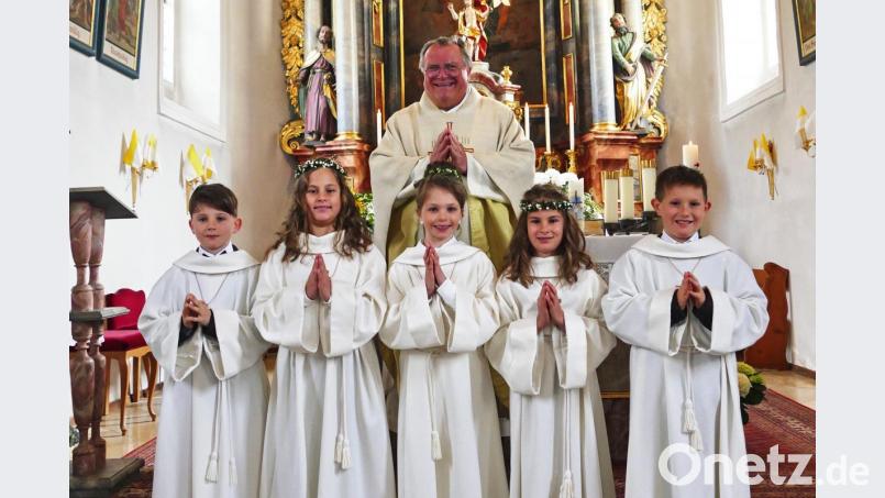 So etwas hat Pfarrer Reinhard Forster auch noch nicht oft erlebt. In Haidenaab spendet er gleich zwei Zwillingspärchen erstmals die heilige Kommunion. Bild: hai