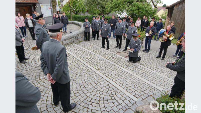 Das Bitten von Vorsitzendem Hubert Meierhofer (kniend) wurde erhört: Die SK Etsdorf übernimmt die Patenschaft bei der Feier zum 100-jährigen Bestehen der Krieger- und Reservistenkameradschaft Högling. Bild: nib