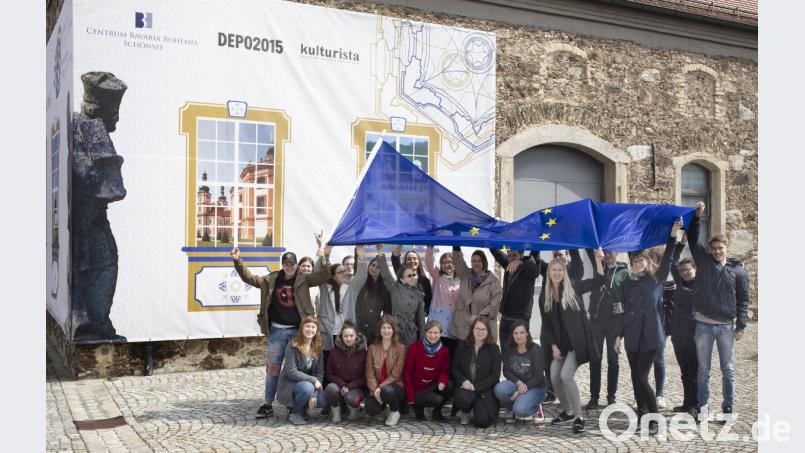 Mit diesem Foto werden die Studierenden aus Deutschland und Tschechien teil des Fotoprojekts von Herbert Pöhnl aus Viechtach, der seit Jahren Menschen beide Nachbarseiten vor seiner Linse vereint Bild: exb/Pöhnl